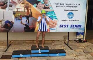 Lorena com a medalha de ouro na Troféu João Batista (Foto: Acervo Pessoal)