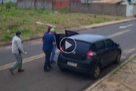 Vídeo mostra cobrador sendo sequestrado por dupla armada na saída de mercado