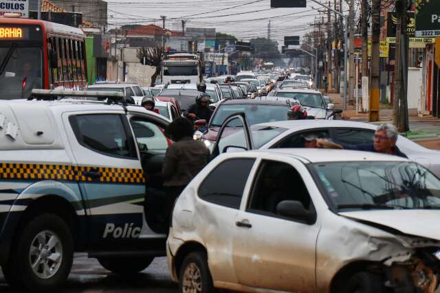 Acidente entre carros interdita trecho da Avenida Bandeirantes