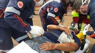Equipe de paramédicos e técnicos de enfermagem realizam primeiros socorros a vítima atropelada. (Foto: Reprodução/Sesau)