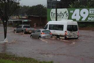 Motoristas atravessaram pista inundada da Cônsul Assaf Trad. (Foto: Alex Machado)