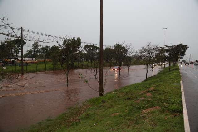 Chuva alagou v&aacute;rias regi&otilde;es, danificou escola e derrubou acesso de hospital