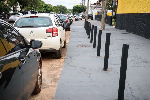 No lugar de piso t&aacute;til, Agepen instala canos de PVC em cal&ccedil;ada de pres&iacute;dio