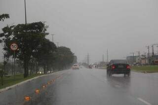 Chuva forte atingiu a saída para Cuiabá, em Campo Grande. (Foto: Alex Machado)