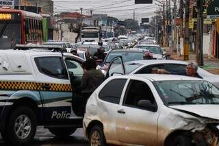 Trânsito na Avenida Bandeirantes, após acidente entre veículos Palio e Gol (Foto: Henrique Kawaminami)