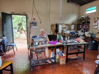 Aos 72 anos, Nelsi não fecha as portas de ateliê por nada no Manoel Taveira. (Foto: Aletheya Alves)