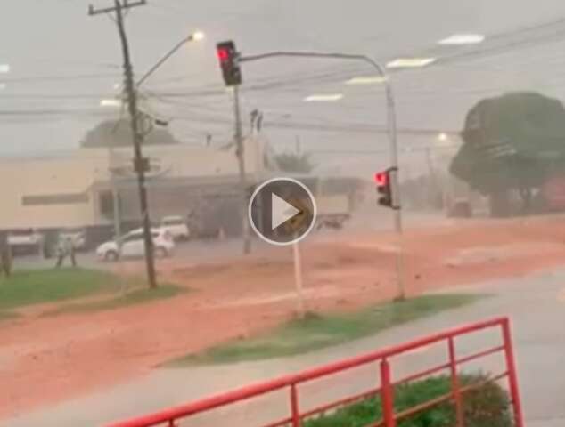 Em poucos minutos, chuva forte deixa ruas alagadas e regi&atilde;o norte sem energia