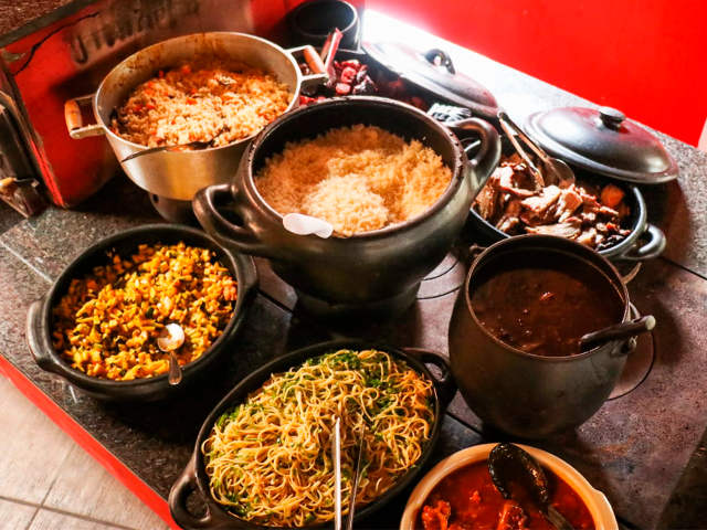 Portinha esconde decoração caipira e comida no fogão à lenha