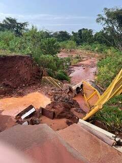 Erosão localizada na Rua Lino Villachá, entrada para Hospítal São Julião (Foto: Direrto das Ruas)