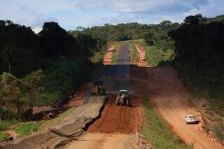 Obra de pavimentação da Estrada 21, próximo a Bonito (Foto: Divulgação/Governo MS)