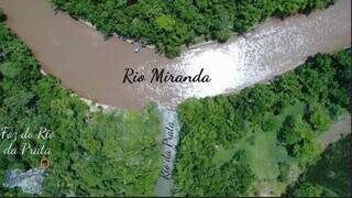 Imagens gravadas por drone msotra o encontro do Rio da Prata e o Rio Miranda. (Foto: Reproduçao/YouTube)