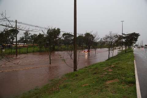 Chuva alagou várias regiões, danificou escola e derrubou acesso de hospital