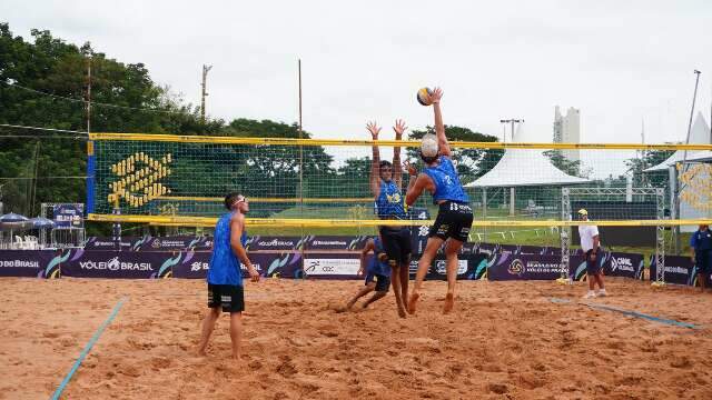 Duplas do RJ e PR conquistam etapa sub-19 de circuito de v&ocirc;lei de praia