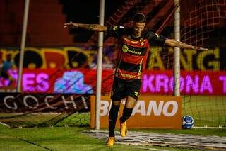 Jorginho comemora segundo gol durante disputa com Tombense, válida pela Série B. (Foto: Rafael Bandeiras/Sport)