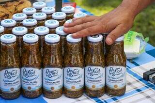 Em garrafas, ele comercializa o chimichurri feito com ervas frescas.  (Foto: Henrique Kawaminami)