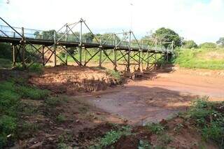 Ponte sobre Córrego Sóter assoreado no Parque (Foto: Alex Machado)