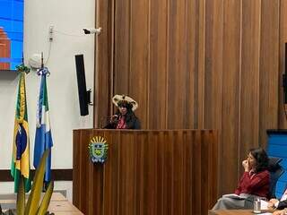 Aline Oliveira de Souza durante fala no plenário. (Foto: Natália Olliver)