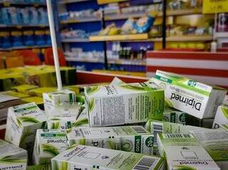 Dipirona, encontrado em todas as farmácias da Capital, é utilizado no tratamento de dores e febres. (Foto: Marcos Maluf)