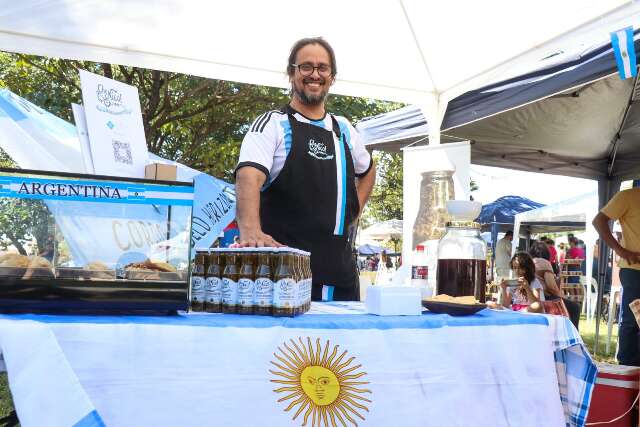 Pelas feiras, argentino n&atilde;o esconde hist&oacute;ria de amor e receita da m&atilde;e