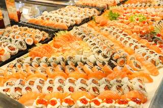 Buffet tem muito sushi.