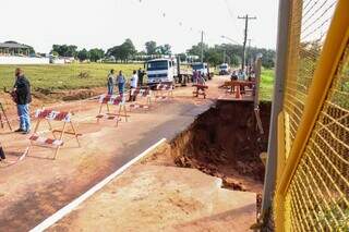 Erosão na via de acesso ao Hospital São Julião (Foto: Henrique Kwaminami)