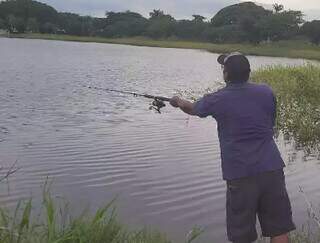 Morador da Chácara Cachoeira também vai pescar na Lagoa Itatiaia. (Foto: Thays Scnheider)