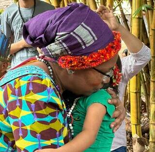 Alice Wairimu Nderitu abraça criança indígena na área Guyraroka, em Caarapó (Foto: Anderson Santos/Cimi)
