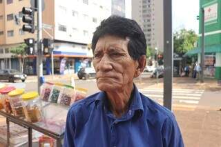 Vendedor Adilson Luiz de Oliveira, de 74 anos, considera nova sinalização mais respeitosa (Foto: Paulo Francis)