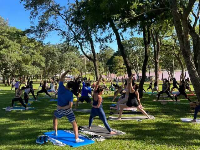 Projeto leva aulas gratuitas de yoga ao Parque das Na&ccedil;&otilde;es Ind&iacute;genas