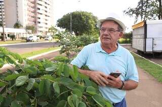 Afonso Pena Rosa planta mudas no parque há mais de dois anos (Foto: Alex Machado)