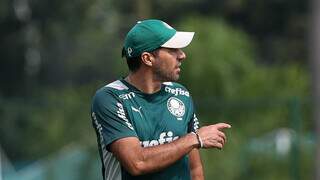 Técnico Abel Ferreira observa treino no Palmeiras (Foto: Divulgação)