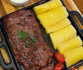 Menu serve carnes temperada acompanhada com mandioca cozida. (Foto: Arquivo pessoal)