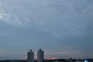 Céu coberto indica possibilidade de mais chuva em Campo Grande (Foto: Henrique Kawaminami)