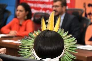 Representante indígena, Amirele Machado, durante início da audiência pública. (Foto: Luciana Nassar/Alems)