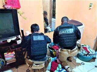 Agentes da PRF e do Gaeco durante cumprimento de mandado de busca. (Foto: Divulgação)
