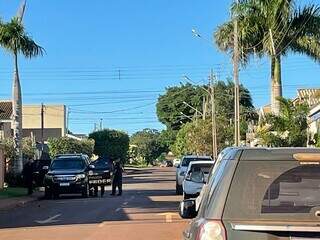 Polícia Federal cumprindo mandados em Maracaju. (Foto: Hosana de Lourdes, Tudo do MS)