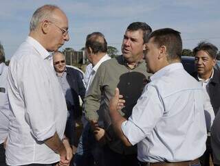 Helio Peluffo, Eduardo Riedel e Gustavo Sprotte conversam durante reunião. (Foto: Divulgação)