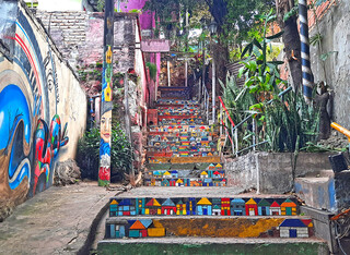 A escadaria colorida em Loma de San Jeronimo, o primeiro bairro turístico de Assunção (Foto: Reprodução)