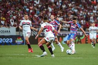 Jogadores disputam a posse da bola em partida válida pelo Brasileirão. (Foto: Mateus Lotif/Fortaleza)