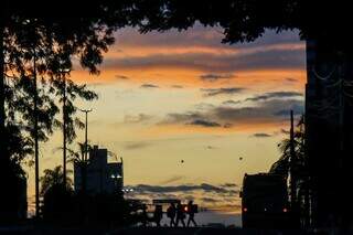 Céu com poucas nuvens em Campo Grande (Foto: Henrique Kawaminami)