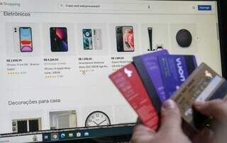 Cartões de crédito em frente a tela de compras on-line. (Foto: Juliano Almeida)