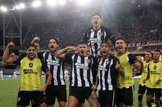 Jogadores do Botafogo comemoram a vitória durante partida realizada nesta quinta-feira (11). (Foto: Reprodução/@CentralBotafogo no Twitter)