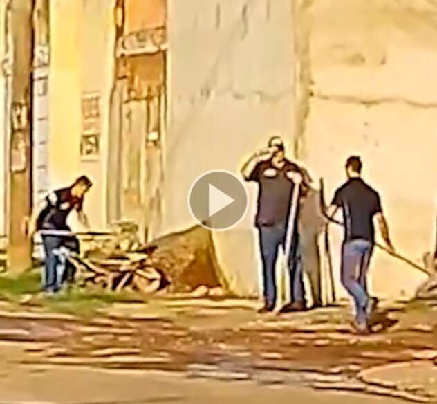 Funcionários de transportadora tapam buracos na Vila Eliane