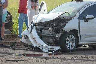 Carro Citroën ficou com a parte da frente totalmente destruída. (Fotos: Marcos Maluf)