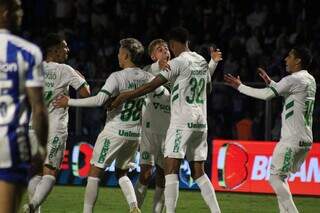 Jogadores da Chapecoense comemoram vitória válida pela Série B. (Foto: João Heemann/ACF)