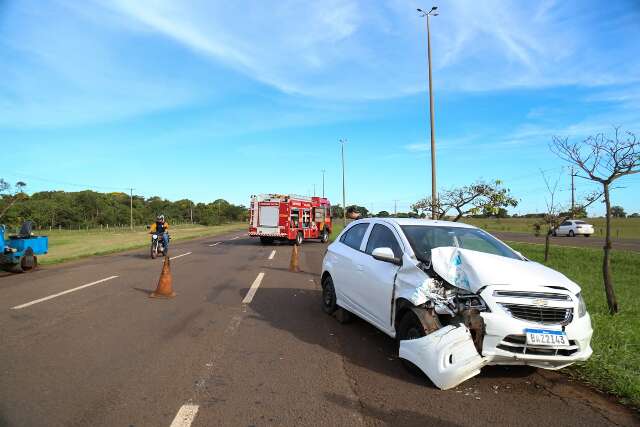 Sem sinaliza&ccedil;&atilde;o, motorista bate na traseira de m&aacute;quina que fazia recapeamento 