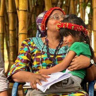 Alice Wairimu Nderitu com a comunidade guarani-kaiowá da aldeia Guapo’y (Foto: Cimi MS)