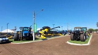 Máquinas agrícolas expostas no parque de exposições durante a Expoagro (Foto: Divulgação)