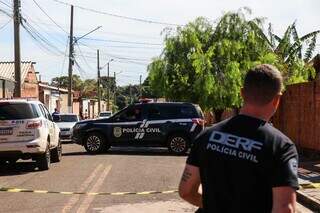 Área foi isolada para o trabalho da perícia no local dos fatos. (Foto: Henrique Kawaminami)