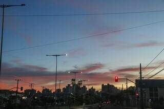 Amanhecer em Campo Grande nesta sexta-feira. (Foto: Marcos Maluf)